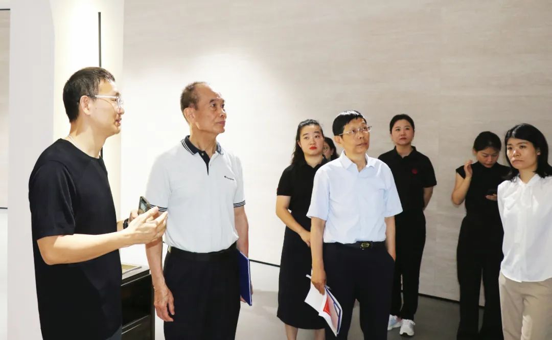 2024新銳榜專家評審團蒞臨大將軍瓷磚總部考察，點贊品牌實力！(圖4)