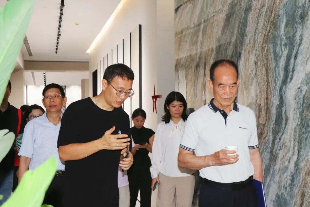 2024新銳榜專家評審團蒞臨大將軍瓷磚總部考察，點贊品牌實力！(圖6)