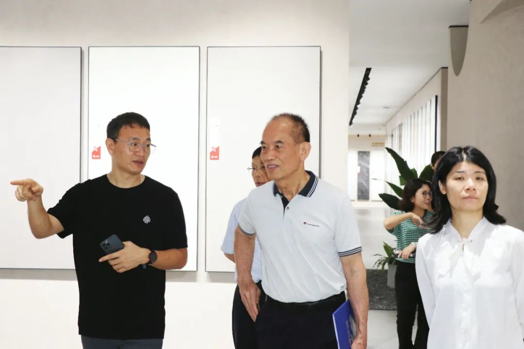 2024新銳榜專家評審團蒞臨大將軍瓷磚總部考察，點贊品牌實力！(圖7)